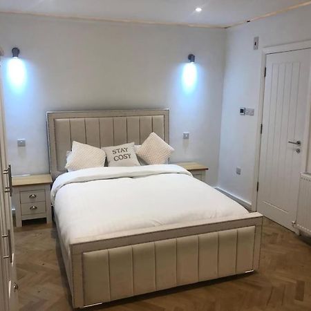 Stylish 2-Bedroom Getaway In The Heart Of Chelsea London Exterior photo