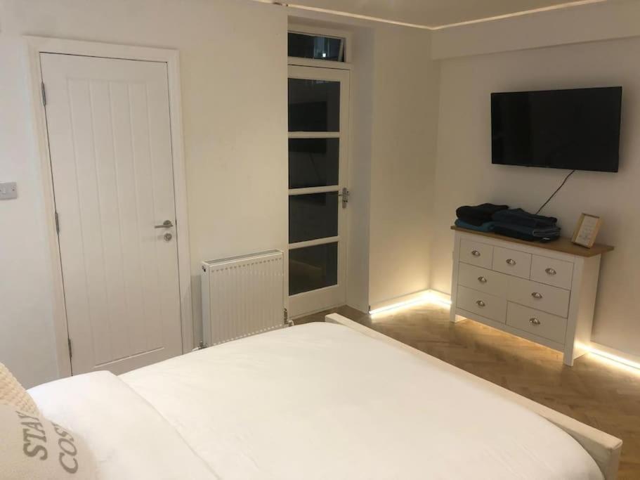 Stylish 2-Bedroom Getaway In The Heart Of Chelsea London Exterior photo
