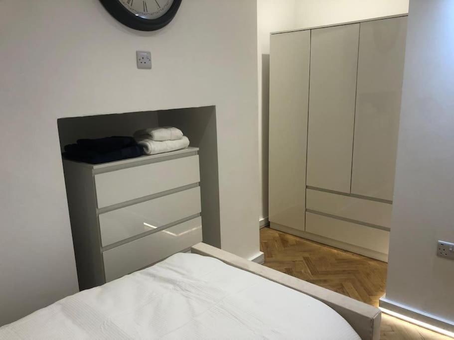 Stylish 2-Bedroom Getaway In The Heart Of Chelsea London Exterior photo