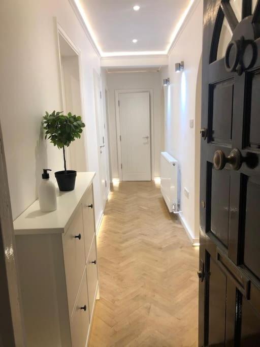 Stylish 2-Bedroom Getaway In The Heart Of Chelsea London Exterior photo