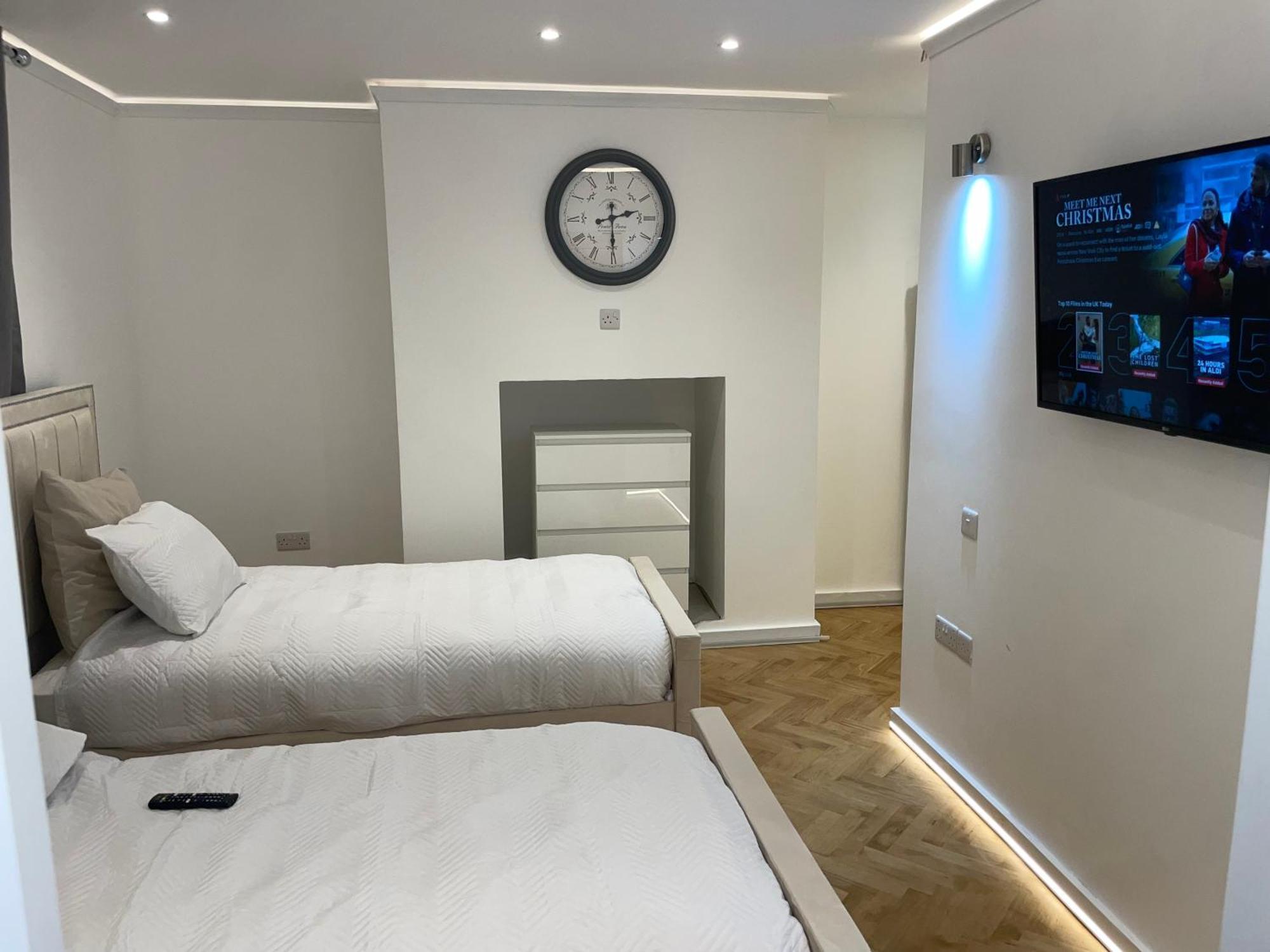 Stylish 2-Bedroom Getaway In The Heart Of Chelsea London Exterior photo