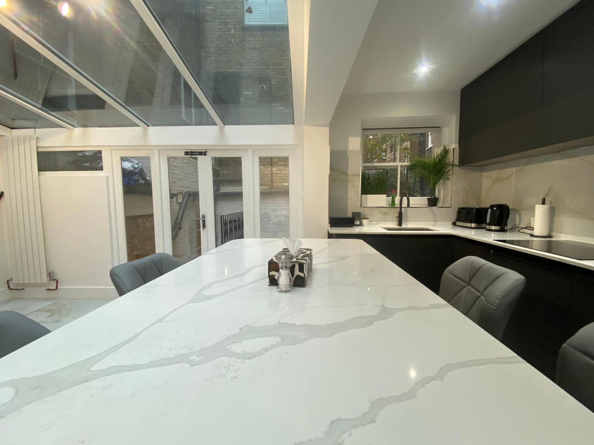 Stylish 2-Bedroom Getaway In The Heart Of Chelsea London Exterior photo